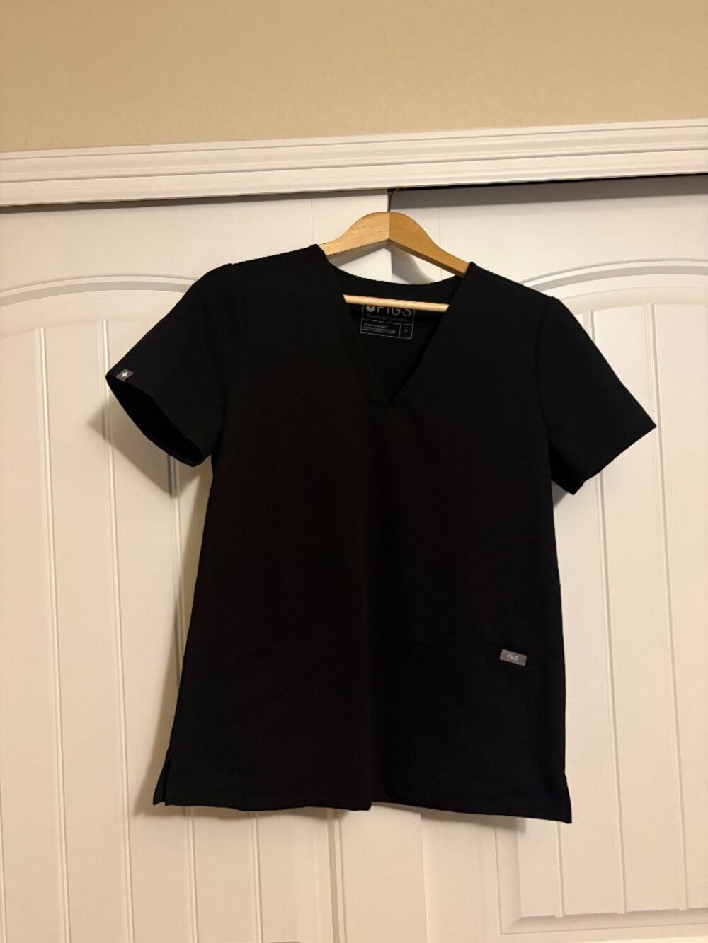 FIGS Technical Collection Scrub Top Black Small V Neck Short Sleeve Pockets